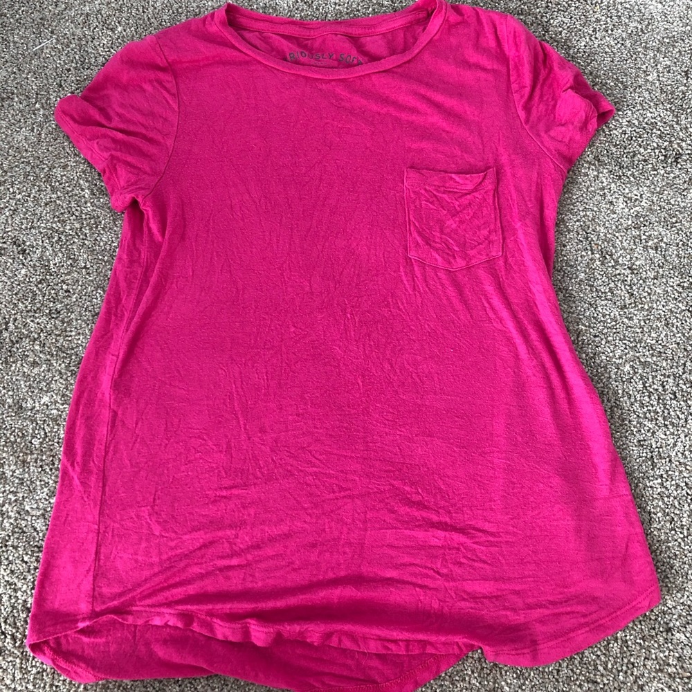 Hot pink t-shirt with front pocket